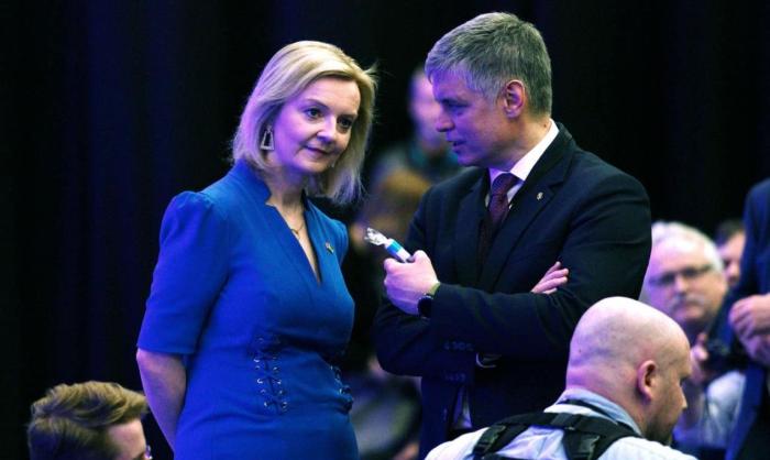 Министр иностранных дел Великобритании Лиз Трасс вручила послу Украины в Великобритании г-ну Пристайко пачку сосательных леденцов.