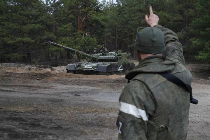 Российские Т-80БВ помогают НМ ЛНР в ходе боев за Северодонецк, автор снимка А. Майшев