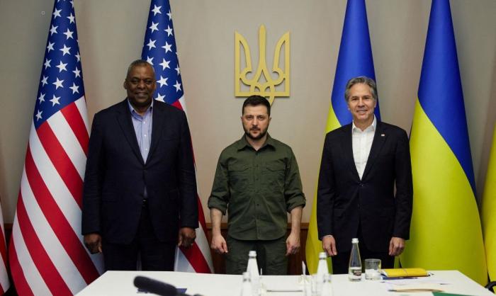 Посетившие 23 апреля Киев госсекретарь США Энтони Блинкен и министр обороны Ллойд Остин выглядели на фотоснимках весьма браво, но при этом оба проявляли сугубую осторожность.