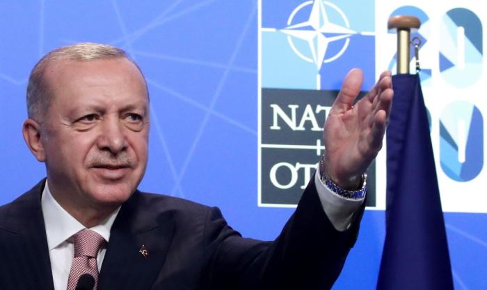 В канун мадридского саммита НАТО (28-30 июня), который заранее окрестили «историческим» в силу намеченного на нем значительного повышения агрессивности альянса и нового расширения «на север», Турция своим упрямством доводит альянс до отчаяния.
