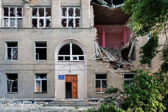 В результате обстрела со стороны ВСУ из РСЗО «Град», артиллерии 122 и 155мм в поселке Александровка под Донецком погиб мирный житель и почти полностью была уничтожена поселковая школа, пишет Влад Бриг.