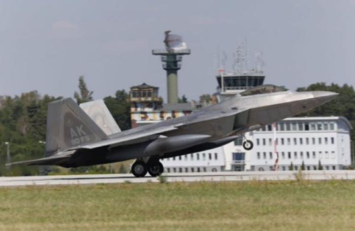 Американские истребители F-35 и учения авианаводчиков у польской границы с Россией