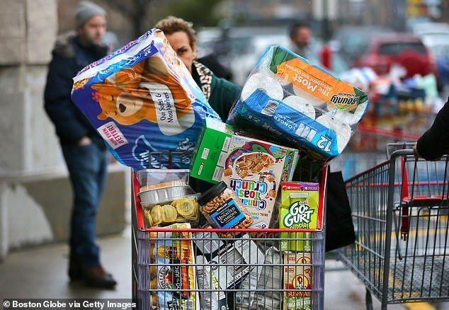 Daily Mail: Из-за инфляции американцы всё чаще покупают еду в магазинах единой цены