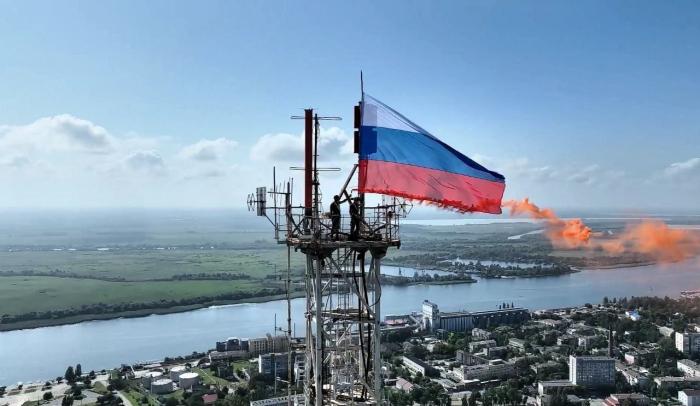 Самый большой российский флаг водружён на самой высокой точке освобождённой Украины в Херсоне.