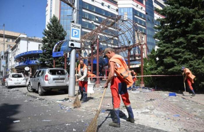 Коммунальщики Донецка сразу после обстрела ВСУ центра города убирают улицы