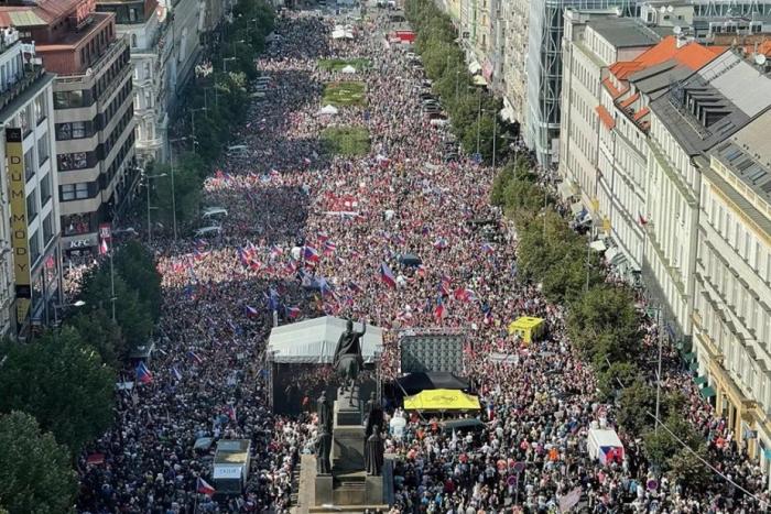 Многочисленный антиправительственный митинг прошёл 3 сентября в Чехии.