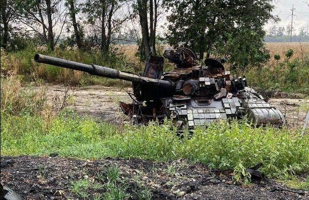 Уничтоженный танк Т-64БВ ВСУ в районе населенного пункта Коробочкино в Харьковской области.