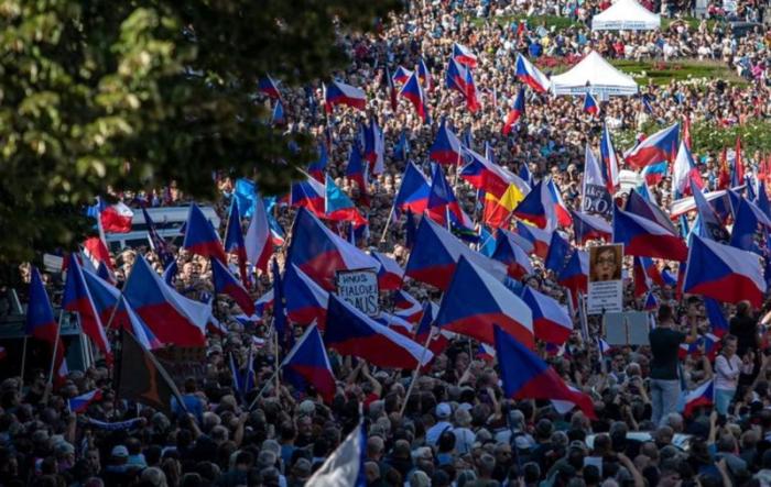 На Вацлавской площади Праги прошла самая многочисленная за тридцать лет акция протеста. Фото: MARTIN DIVISEK