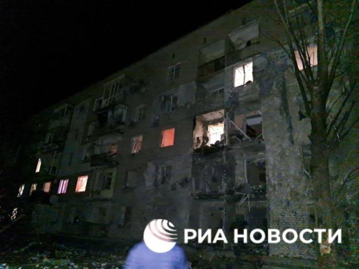 Последствия обстрела украинскими боевиками дома в Новой Каховке
