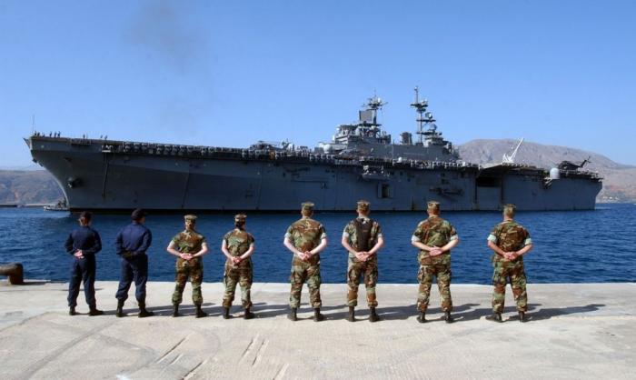 Корабль ВМС США на базе в заливе Суда на острове Крит