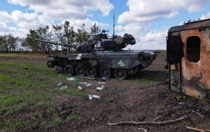 подбитый и захваченный танк Т-80 на Херсонском направлении. Справа – уничтоженный турецкий бронеавтомобиль Kirpi. Источник: LostArmour