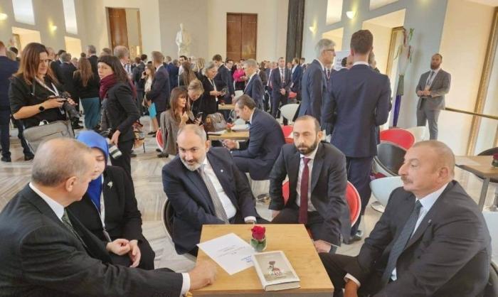 6 октября в ходе форума «Европейского политического сообщества» в Праге состоялась начавшаяся с крепкого и долго рукопожатия первая очная встреча премьер-министра Армении Никола Пашиняна и президента Турции Реджепа Эрдогана.