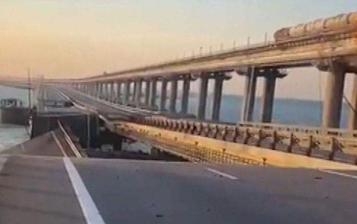 в результате подрыва автомобиля на Крымском мосту, частично обрушились 2 автомобильных пролета, загорелось 7 цистерн с топливом в железнодорожном составе.