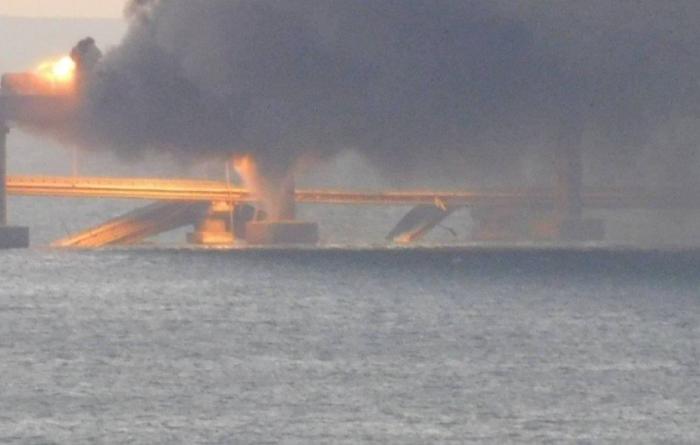 На Крымском мосту в шесть утра, по сообщениям очевидцев, произошел взрыв – после этого начался пожар.