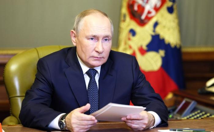 Президент России Владимир Путин проводит совещание с постоянными членами Совета Безопасности.