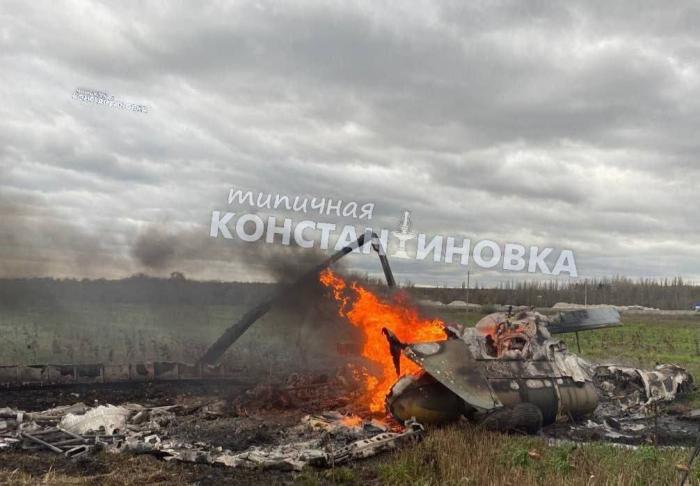 На окраину Константиновки (временно подконтрольная Киеву часть ДНР) рухнул украинский военный вертолёт, пишет Телеграм-канал Денацификация UA