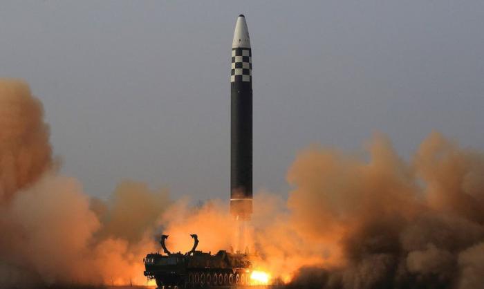 Отвечая на нацеленные против КНДР провокационные американо-южнокорейские военные маневры, Пхеньян осуществил серию испытательных запусков баллистических ракет в сторону Японского и Желтого морей. 