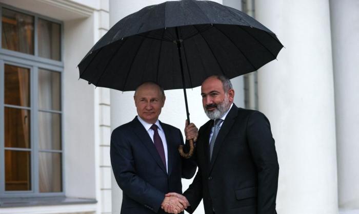 Путин и Пашинян под зонтиком в Сочи