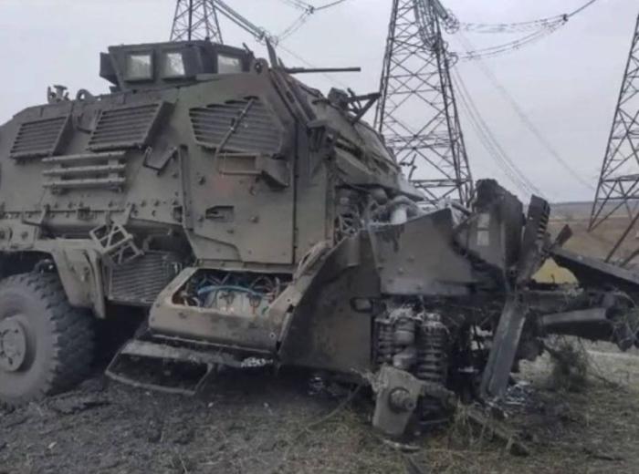 Уничтоженная американская машина M1224 MaxxPro MRAP ВСУ, переданная Украине в качестве военной помощи где-то в зоне проведения СВО, пишет Телеграм-канал Росич