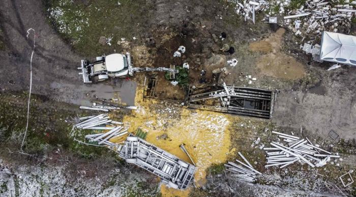 Аэрофотосъемка, сделанная 17 ноября 2022 года, показывает место, где ракетный удар убил двух человек в восточнопольском селе Пшеводов, недалеко от границы с Украиной 15 ноября 2022 года. Фото VG