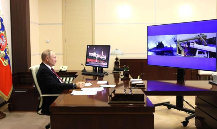 Российский лидер в режиме видеоконференции принял участие в церемонии поднятия российского флага на новом ледоколе «Урал» и дал старт спуску на воду другого аналогичного корабля – ледокола «Якутия».