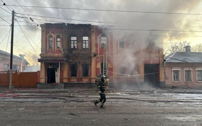 пожар в центре Донецка после ночных обстрелов националистов