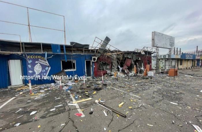 Последствия обстрела рынка «Маяк» в Киевском районе Донецка из РСЗО «Град» вчера вечером, источник: Война глазами журналиста