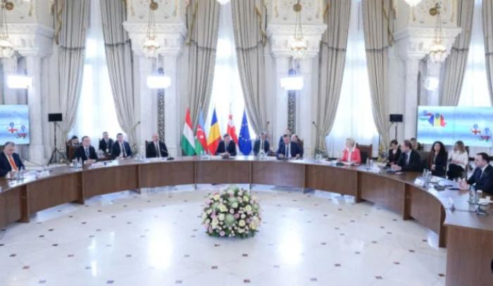 Правительства Азербайджана, Грузии, Румынии и Венгрии подписали соглашение о стратегическом партнёрстве в области развития энергетики и транспорта. Соглашение предусматривает строительство подводного электрокабеля, который соединит Румынию с Азербайджаном