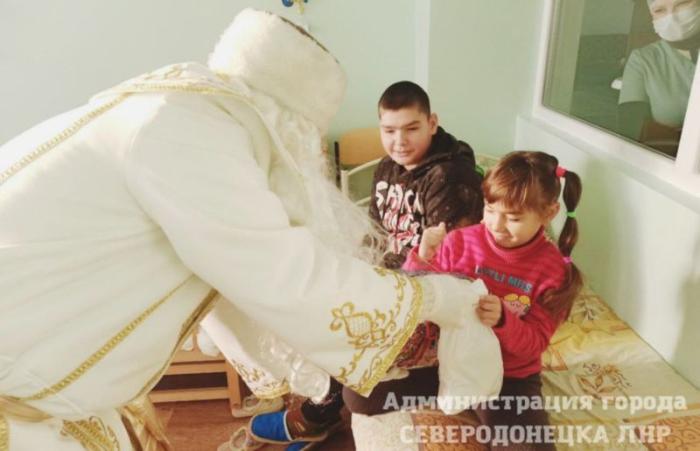 Дед Мороз пришёл к юным жителям Северодонецка прямо в больницу.