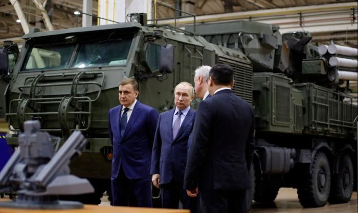 Владимир Путин на одном из российских военных предприятий