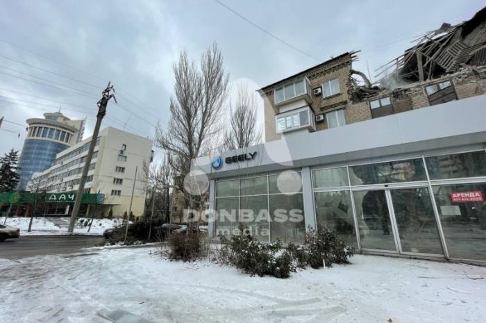 Последствия прямого попадания в многоквартирный дом около Донецк-Сити