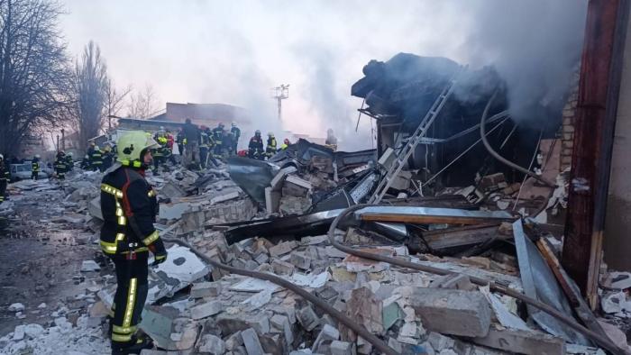 Последствия детонации неизвестных материалов на складе в Дарницком районе Киева. Официальная версия — газовый баллон, однако в соцсетях пишут, что ранее к складу неоднократно подъезжали военные автомобили.
