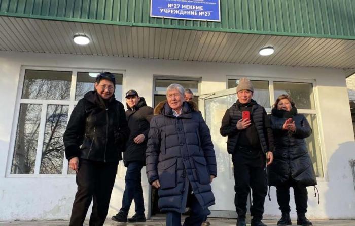 После трех лет нахождения в колонии в Молдовановке на свободу вышел бывший президент Киргизии Алмазбек Атамбаев. вышел на свободу. Решение принял Первомайский райсуд Бишкека.