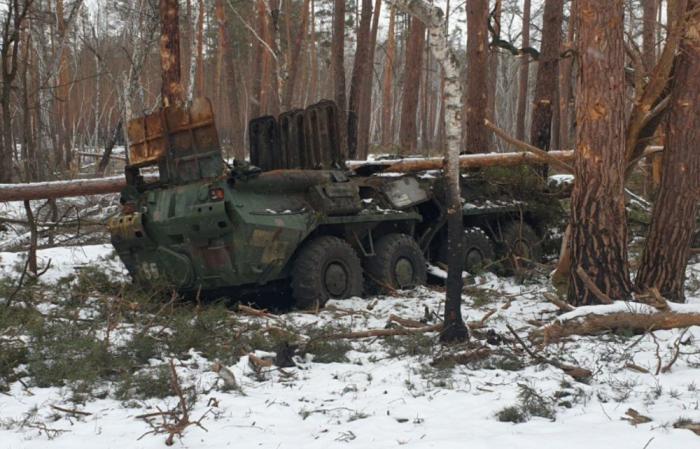 Уничтоженный украинский БТР-80 в лесах Кременной.