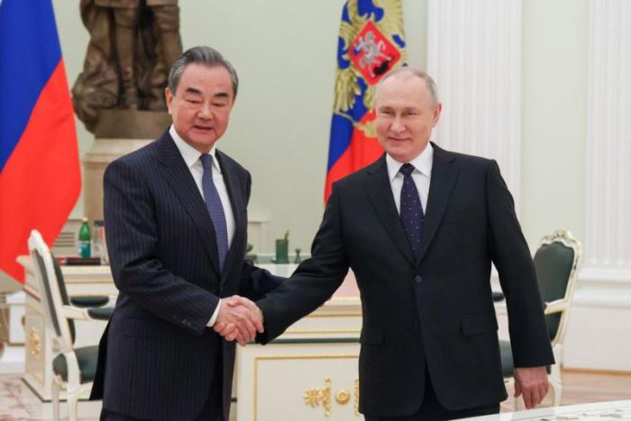 В Москве состоялась встреча китайского политического деятеля Ван И и президента России Владимира Путина. Обсуждался ряд вопросов, включая Украину, несмотря на то, что США и западные страны больше заинтересованы в отправке дополнительного оружия.