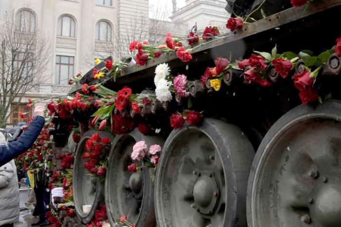 Русский танк в Берлине усыпали цветами