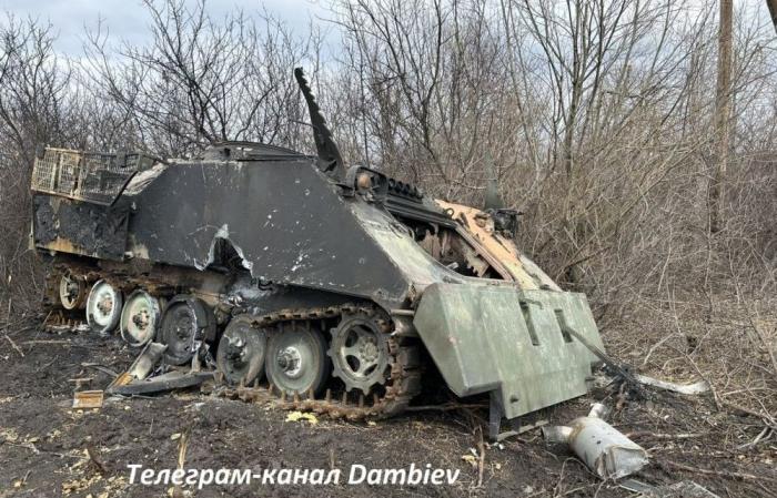 ещё один уничтоженный в районе Артемовска (Бахмута) украинский гусеничный бронетранспортер YPR-765 (AIFV), переданный Нидерландами в качестве военной помощи. Сбор на пикапы для воинов-забайкальцев, штурмующих Угледар здесь.
