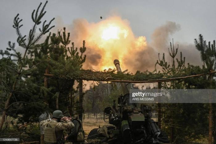 Боевики ВСУ ведут огонь из экс-французской 155-мм самодвижущейся гаубицы TRF-1 где-то на Донбассе.