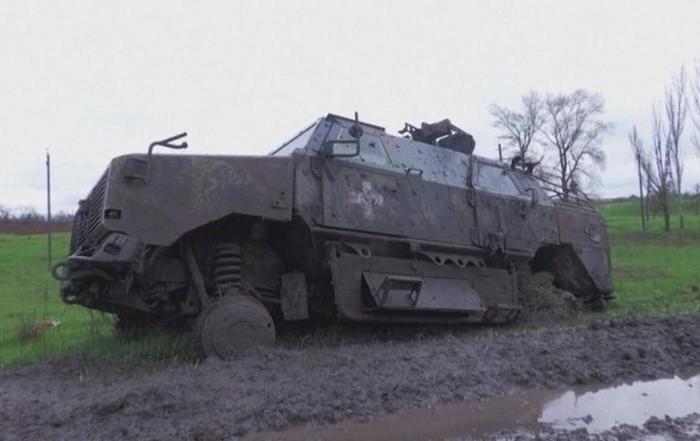 Уничтоженный на дороге в Бахмут украинский бронеавтомобиль Dingo, переданный Германией