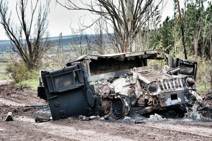 Уничтоженный украинский бронеавтомобиль HMMWV в районе Бахмута, Военный Осведомитель