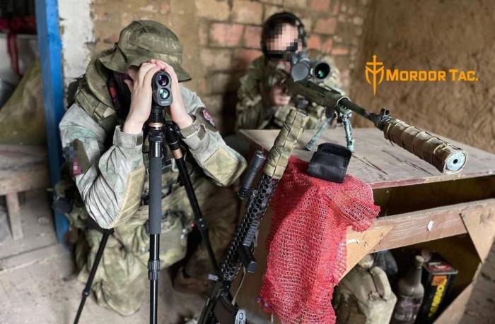 представители одного из подразделений Вооружённых сил России с винтовкой Orsis T-5000 в зоне проведения СВО. Фото: Mordor Tac