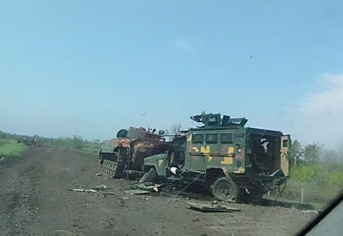 Уничтоженный украинский бронеавтомобиль Panthera T6, поставленный из ОАЭ, редкий подвижный разведывательный пункт ПРП-3 «Вал» и две БМП-2 на второй "дороге смерти", проходящей из Хромово в Бахмут.