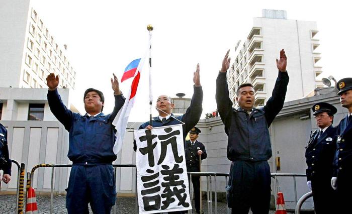 Японские националисты протестуют около здания российского посольства