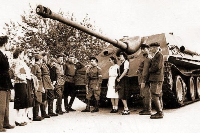В 1943 г. в Парке культуры имени Горького открылась «Выставка образцов трофейного вооружения», действовавшая более пяти лет. 