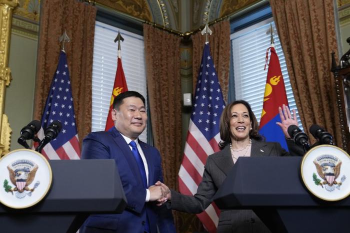 Президент Монголии Лувсаннамсрайн Оюун-Эрдэнэ в гостях у Камалы Харрис в Вашингтоне