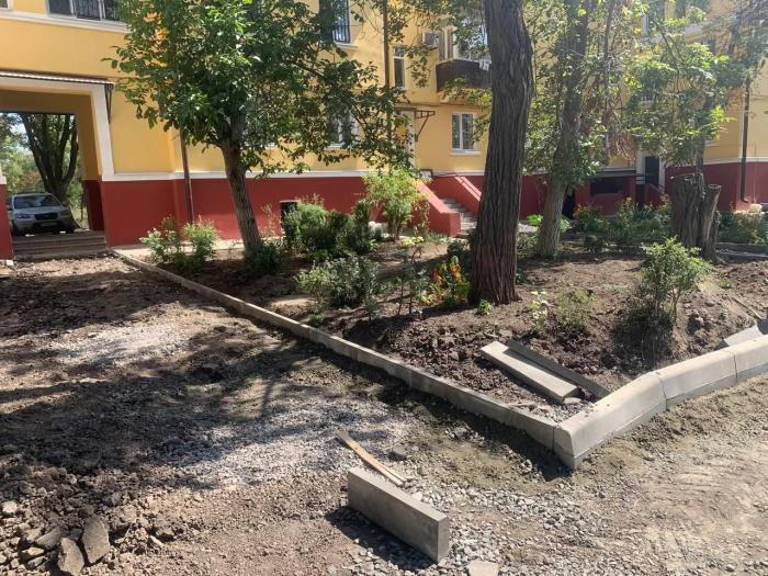 Туляки выполняют подготовительные работы по благоустройству пострадавших улиц левобережья Мариуполя