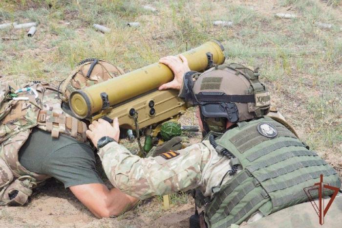 Бойцы Росгвардии с ПТРК 9К115 «Метис» на одном из полигонов ЛНР
