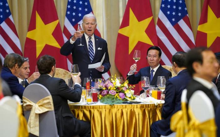 10-11 сентября президент США посетил Ханой, чтобы «повысить уровень отношений между двумя странами до всеобъемлющего стратегического партнёрства».