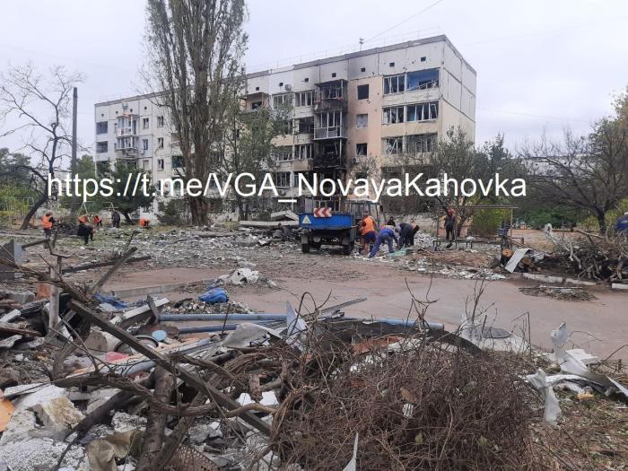 После ракетного обстрела в Новой Каховке приступили к расчистке и уборке мусора