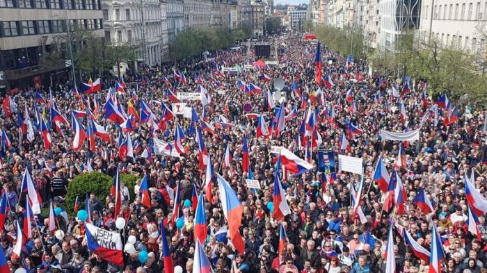 В Праге состоялась многочисленная антиправительственная демонстрация с участием десяти тысяч человек.